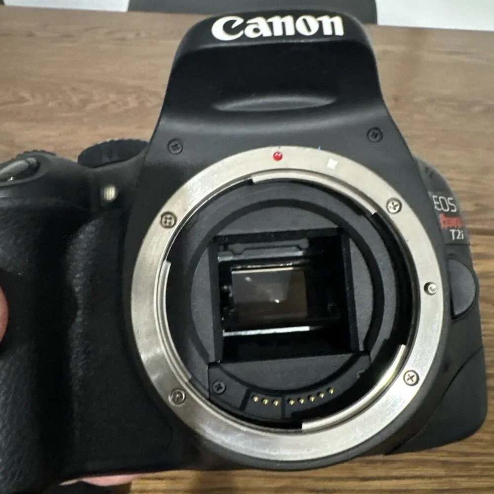 Canon EOS Rebel T2i 18.0MP Digital SLR DSLR Camera 29,850 Shutter Count